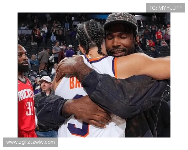 狄龙与火箭球员深情拥抱展现真爱情怀温暖全场 狄龙与火箭球员深情拥抱展现真爱情怀温暖全场